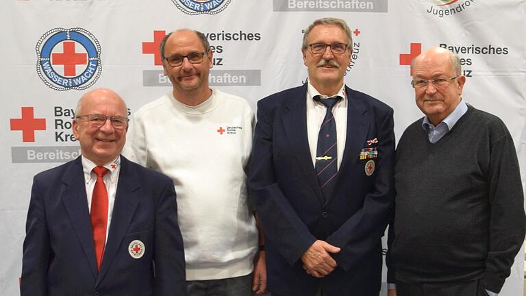 Initiatoren des Helfer-vor-Ort-Systems Prof. Peter Sefrin (rechts) und Helmut Eisenhut (links) mit Aktiven der ersten Stunde Rolf Müßig (Mitte links) und Manfred Neuhöfer.