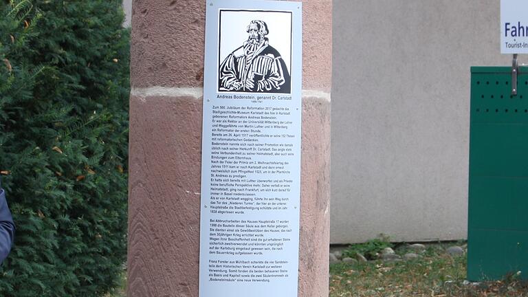 Sandsteinsäule erinnert an den Reformator Andreas Bodenstein. Sandsteinsäule erinnert an den Reformator Andreas Bodenstein.