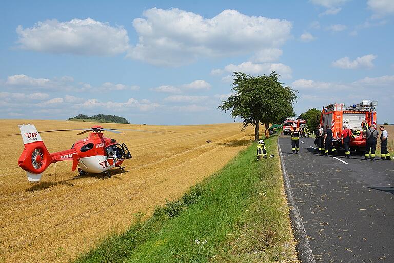 Aus bislang ungeklärter Ursache ist am Freitagnachmittag ein 52-Jähriger aus Thüringen auf der Kreisstraße von Alsleben nach Gompertshausen gegen zwei Bäume gefahren. Dabei wurde er tödlich verletzt. Aus bislang ungeklärter Ursache ist am Freitagnachmittag ein 52-Jähriger aus Thüringen auf der Kreisstraße von Alsleben nach Gompertshausen gegen zwei Bäume gefahren. Dabei wurde er tödlich verletzt.