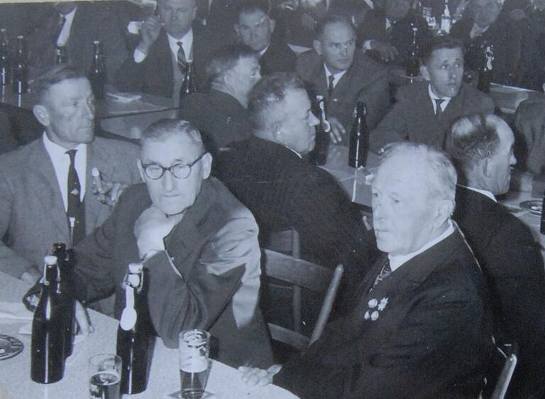 Ein Bild mit dem Jahr 1966: Der Vorsitzende der Kameradschaft Fritz Neubert (von links), Kassier und Schriftführer Hans Graßer und Ehrenvorsitzender Georg Böhm. Ein Bild mit dem Jahr 1966: Der Vorsitzende der Kameradschaft Fritz Neubert (von links), Kassier und Schriftführer Hans Graßer und Ehrenvorsitzender Georg Böhm.