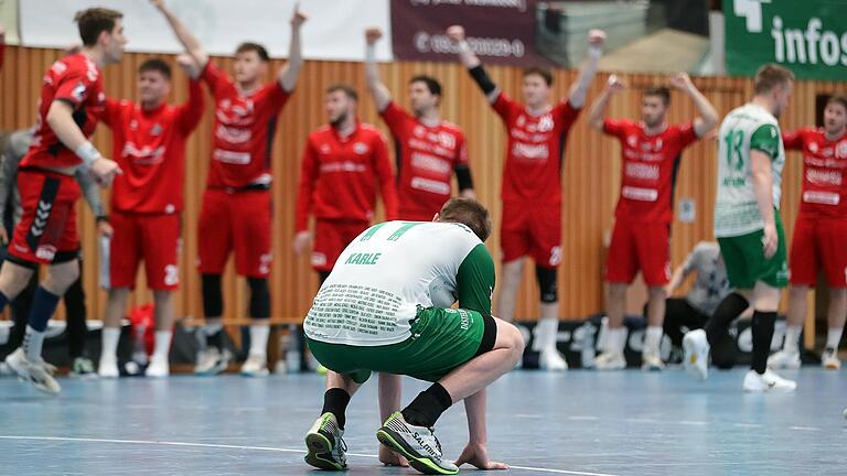 Die Spieler der SG BBM Bietigheim bejubeln ihren Auswärtssieg, während Felix Karle (vorne) und seine Wölfe Würzburg nicht nur eine Niederlage, sondern den Zweitliga-Abstieg quittieren müssen.