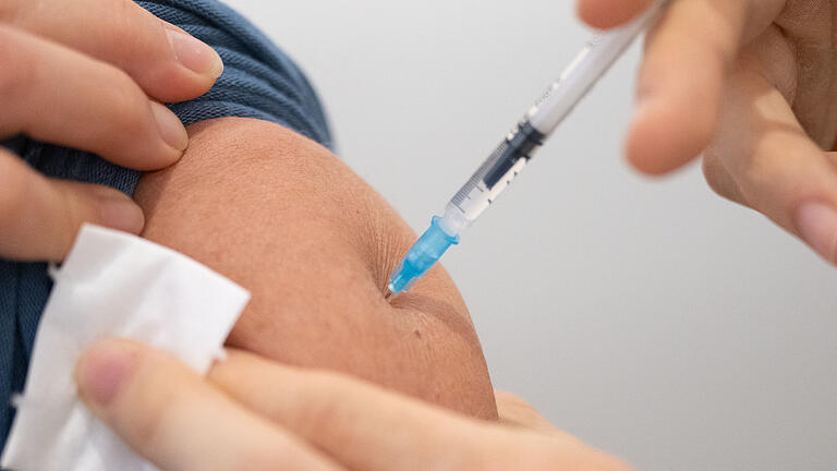 Corona-Impfung.jpeg - Bei öffentlich empfohlenen Impfungen wie der Corona-Impfung ist der Staat für die Versorgung zuständig, wenn ein dauerhafter gesundheitlicher Schaden eintritt. Corona-Impfung.jpeg - Bei öffentlich empfohlenen Impfungen wie der Corona-Impfung ist der Staat für die Versorgung zuständig, wenn ein dauerhafter gesundheitlicher Schaden eintritt.