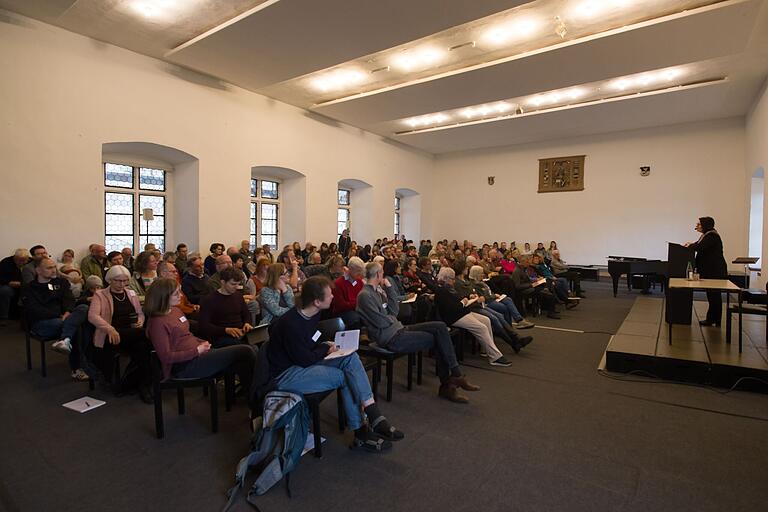 Die Friedensnobelpreisträgerin Irina Scherbakowa spricht auf Burg Rothenfels über Krieg, Menschenrechte und Perspektiven eines Europas mit Russland. Die Friedensnobelpreisträgerin Irina Scherbakowa spricht auf Burg Rothenfels über Krieg, Menschenrechte und Perspektiven eines Europas mit Russland.