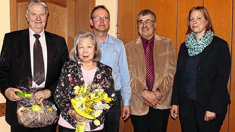 Milchverwerter Ochsenfurt - Hubert Morgenroth mit Gattin, Geschäftsführer Werner Kilian, Vorstandsvorsitzender Heinrich Dürr und Vera Krüger von Danone. Milchverwerter Ochsenfurt - Hubert Morgenroth mit Gattin, Geschäftsführer Werner Kilian, Vorstandsvorsitzender Heinrich Dürr und Vera Krüger von Danone.