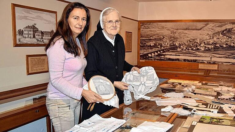 Das Schwesternwohnheim der Franziskanerinnen überlässt dem Schulmuseum eine Sammlung mit Musterstücken. Schwester Angela Weber übergab die Handarbeiten an Museumsmitarbeiterin Bettina Merz.