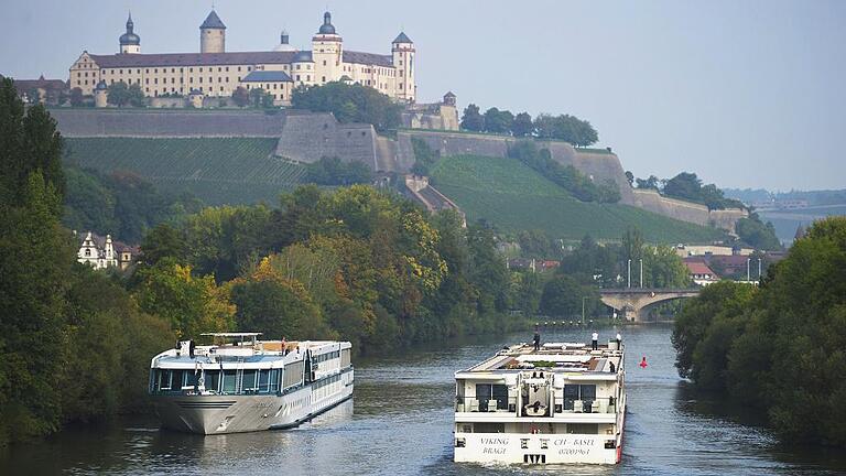 Flusskreuzfahrtschiffe in Wuerzburg - Die Saison der Flusskreuzfahrt auf dem Main beginnt an diesem Samstag. Dann werden wieder täglich bis zu fünf Schiffe in Würzburg anlegen. DANIEL PETER Flusskreuzfahrtschiffe in Wuerzburg - Die Saison der Flusskreuzfahrt auf dem Main beginnt an diesem Samstag. Dann werden wieder täglich bis zu fünf Schiffe in Würzburg anlegen. DANIEL PETER
