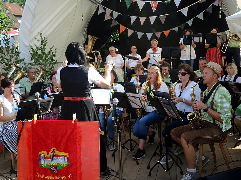 Nach den Rienecker Musikanten zeigten ab 17 Uhr die "Blechquäler" des Musikvereins, was sie musikalisch schon drauf haben und wurden mit viel Beifall belohnt. Nach den Rienecker Musikanten zeigten ab 17 Uhr die "Blechquäler" des Musikvereins, was sie musikalisch schon drauf haben und wurden mit viel Beifall belohnt.
