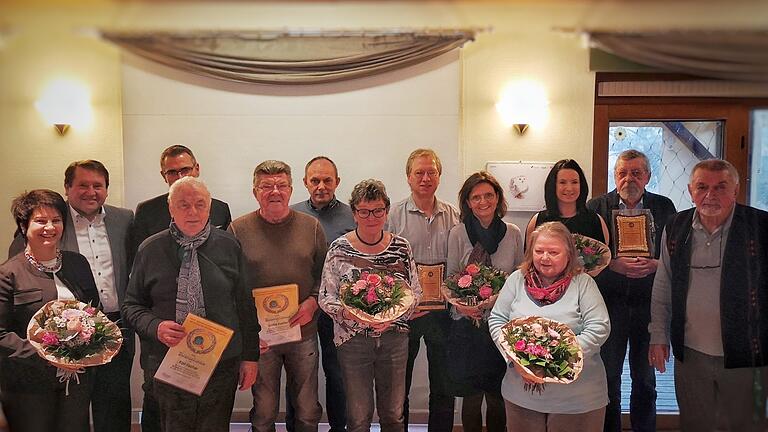 Ehrungen für 25 Jahre Mitgliedschaft beziehungsweise besonderes Engagement im Verein Kinder der Dritten Welt: (von links) Carmen Rottmann, Helmut Liebenstein, Burkard Rottmann, Karl Fischer, Bernd Kestler, Mathias  Mönkeberg, Emilie Kestler, Stefan und Sabine Mai, Christine Liebenthal, Jeanette Genschow, 2. Vorsitzender Herbert Weichold und 1. Vorsitzender Heinrich Hackenberg.