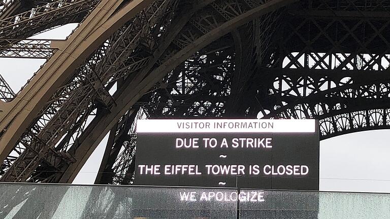 Streiks in Frankreich.jpeg - Pech gehabt: Touristen, die in diesen Tagen den Eiffelturm besichtigen wollen, müssen wieder umdrehen. Streiks in Frankreich.jpeg - Pech gehabt: Touristen, die in diesen Tagen den Eiffelturm besichtigen wollen, müssen wieder umdrehen.