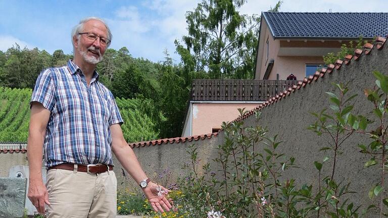 Bürgermeister Peter Bergel weist auf die neuen Plätze für Urnengräber hin. - Bürgermeister Peter Bergel weist auf die neuen Plätze für Urnengräber hin. Bürgermeister Peter Bergel weist auf die neuen Plätze für Urnengräber hin. - Bürgermeister Peter Bergel weist auf die neuen Plätze für Urnengräber hin.