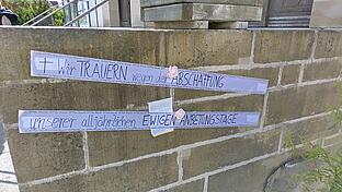 Der Trauerflor wurde in Ebenhausen aufgehängt.       -  Der Trauerflor wurde in Ebenhausen aufgehängt.