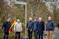 Erinnerung an eine engagierte Bürgerin (von links): Oberbürgermeister Christian Schuchardt, Stadtrat Willi Dürrnagel, Stadtheimatpfleger Hans Steidle, der frühere Stadtrat Heinrich Jüstel, Ehrenbürger Josef Schuster und Stadtarchivleiter Axel Metz bei der Enthüllung des neuen Straßenschilds in der Klara-Ullmann-Straße.