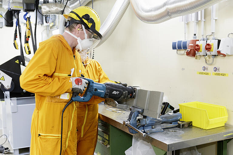 Rückbau im Kernkraftwerk Grafenrheinfeld, aufgenommen Juni 2019: Mechanische Zerlegung im Reststoffbehandlungszentrum. Rückbau im Kernkraftwerk Grafenrheinfeld, aufgenommen Juni 2019: Mechanische Zerlegung im Reststoffbehandlungszentrum.