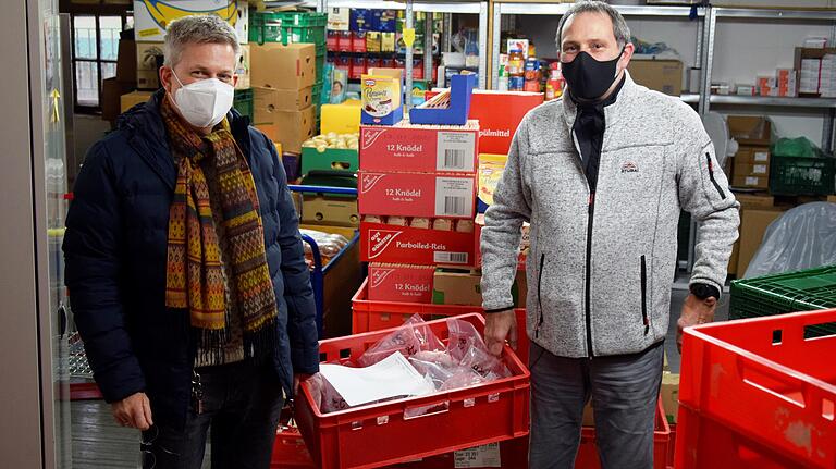 Michael Donath, Geschäftsführer der Diakonie Lohr und Leiter der Tafel (links), und Thomas Damm, ehrenamtlicher Mitarbeiter, bei der Arbeit im Lebensmittellager. Michael Donath, Geschäftsführer der Diakonie Lohr und Leiter der Tafel (links), und Thomas Damm, ehrenamtlicher Mitarbeiter, bei der Arbeit im Lebensmittellager.