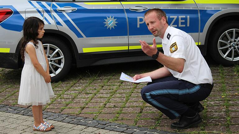 Die dreijährige Amandine hatte sich bei der Bad Neustädter Polizei mit einem selbst gemalten Bild für deren Arbeit bedankt. Nun durfte das Mädchen die Beamten in der Dienststelle besuchen.