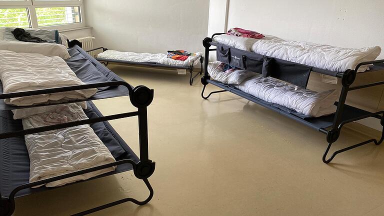 Die Zimmer der Notunterkunft für Geflüchtete im ehemaligen Krankenhaus in Marktheidenfeld sind lediglich mit Feldbetten ausgestattet. Die Zimmer der Notunterkunft für Geflüchtete im ehemaligen Krankenhaus in Marktheidenfeld sind lediglich mit Feldbetten ausgestattet.