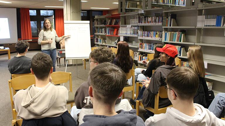 Verena Berthold vom Verein Zivilcourage für alle im Seminar mit den Schülerinnen und Schülern der 12. Jahrgangsstufe des Franz-Miltenberger-Gymnasiums.       -  Verena Berthold vom Verein Zivilcourage für alle im Seminar mit den Schülerinnen und Schülern der 12. Jahrgangsstufe des Franz-Miltenberger-Gymnasiums.