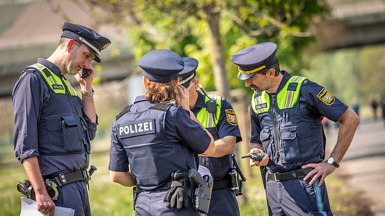 Querdenker-Großdemo in Würzburg       -  Rund 1500 Menschen nehmen am Sonntag (01.05.22) an einer Versammlung in Würzburg teil, zu der die unterfränkische 'Querdenker'-Szene aufgerufen hatte.