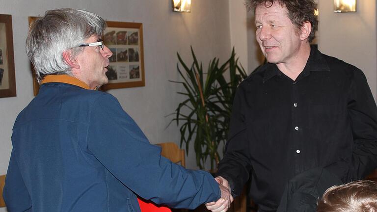 Wiesenbronns Bürgermeister Volkhard Warmdt (links) verabschiedete Frank Ackermann aus dem Gemeinderat. Wiesenbronns Bürgermeister Volkhard Warmdt (links) verabschiedete Frank Ackermann aus dem Gemeinderat.