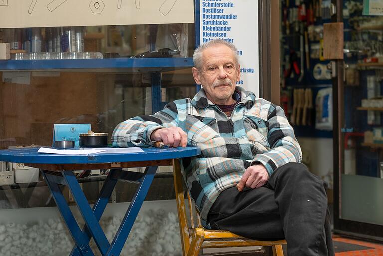 Josef Vogt verkauft nicht nur Schrauben, sondern plaudert auch gerne mal mit seinen Kunden über Gott und die Welt vor seinem Laden. Josef Vogt verkauft nicht nur Schrauben, sondern plaudert auch gerne mal mit seinen Kunden über Gott und die Welt vor seinem Laden.