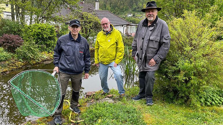 Auf Biber-Ausschau: (Von links) Die Biberberater Gerd Reimer und Erwin Scheiner sowie Gartenteich-Besitzer Dieter Simgen. Auf Biber-Ausschau: (Von links) Die Biberberater Gerd Reimer und Erwin Scheiner sowie Gartenteich-Besitzer Dieter Simgen.