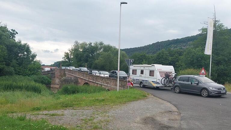 Wenn die Autobahn dicht ist, braucht es Ausweichstrecken. Die Ortsverbindungsstraße von Langendorf nach Elfershausen – und Insbesondere die Alte Saalebrücke – sind hier nicht geeignet. Eine Tonnage-Beschränkung soll die Fahrzeuge über die Kreisstr...       -  Wenn die Autobahn dicht ist, braucht es Ausweichstrecken. Die Ortsverbindungsstraße von Langendorf nach Elfershausen – und Insbesondere die Alte Saalebrücke – sind hier nicht geeignet. Eine Tonnage-Beschränkung soll die Fahrzeuge über die Kreisstraße nach Oberthulba bringen.