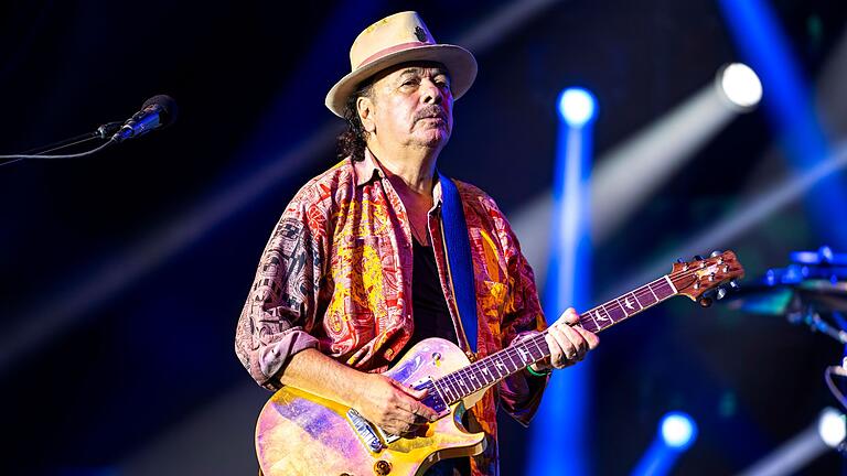 Santana gibt Konzert in Highland Park       -  Seit Jahrzehnten tourt Carlos Santana um die Welt und veröffentlicht ein Album nach dem anderen. Nun muss er pausieren. (Archivbild)