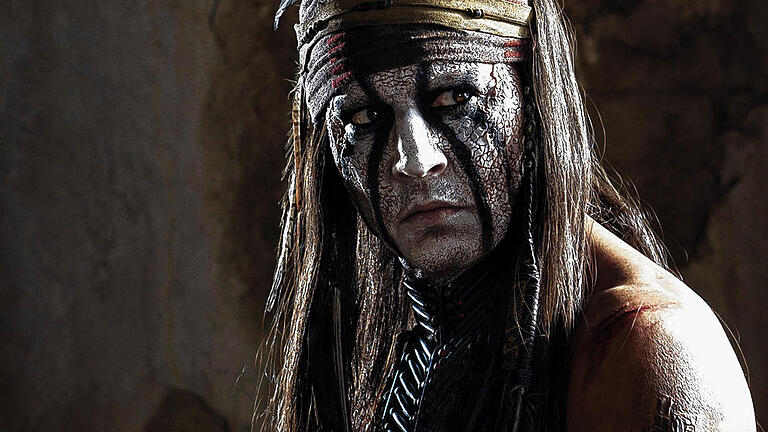 Mit ausgestopfter Krähe auf dem Kopf: Johnny Depp als Comanche-Indianer Tonto in &bdquo;Lone Ranger&ldquo;.