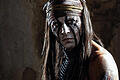 Mit ausgestopfter Krähe auf dem Kopf: Johnny Depp als Comanche-Indianer Tonto in &bdquo;Lone Ranger&ldquo;.