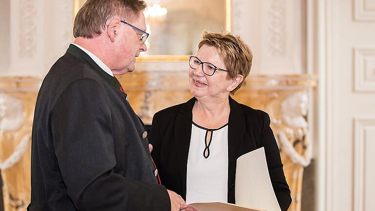 Staatssekretär Gerhard Eck überreichte Barbara Thiele die Auszeichnung des Bundespräsidenten. Staatssekretär Gerhard Eck überreichte Barbara Thiele die Auszeichnung des Bundespräsidenten.