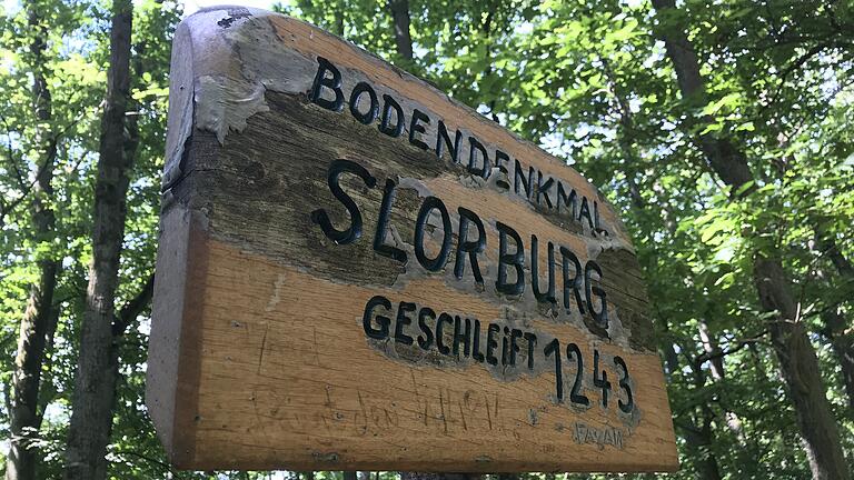 Hinweisschild auf die Slorburg. Hinweisschild auf die Slorburg.