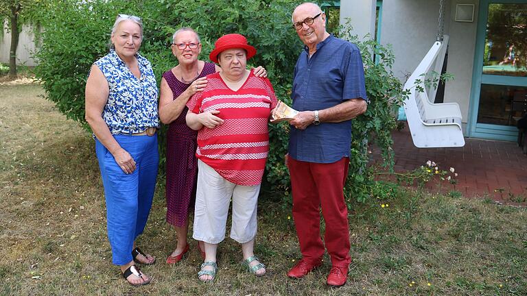 Im Bild (von links): Barbara Knötgen (Blindeninstitut) Herta Keßler, Andrea Scheller und Adolf Keßler.