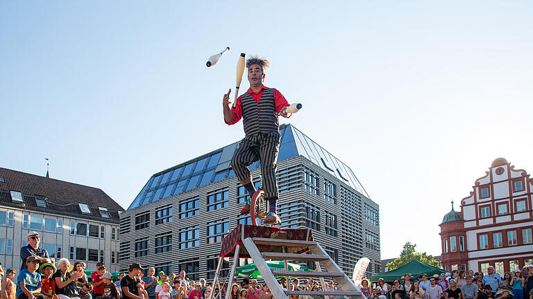 Beim Stramu Samstag, 9. September 2023 erwartete die Besucher viele Künstler von klassischer Straßenmusik bis zur Feuershow bei bestem Wetter. Circo Eguap begeisterte am unteren Markt.