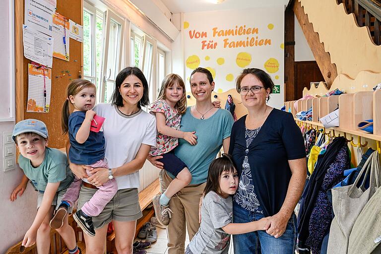 Hier packen Mütter mit an, Angebote stehen allen offen: Laura Buchner, Raphaela Weimert und Noomi Crisci (v.li.) im Heidingsfelder Familienzentrum. Hier packen Mütter mit an, Angebote stehen allen offen: Laura Buchner, Raphaela Weimert und Noomi Crisci (v.li.) im Heidingsfelder Familienzentrum.
