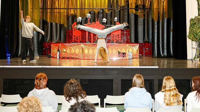 Um erstmals Bühnenluft zu schnuppern und etwas warmzuwerden, studierten die Schülerinnen und Schüler kurze Zirkus-Kunststücke ein und führten diese auf der Bühne auf. Um erstmals Bühnenluft zu schnuppern und etwas warmzuwerden, studierten die Schülerinnen und Schüler kurze Zirkus-Kunststücke ein und führten diese auf der Bühne auf.