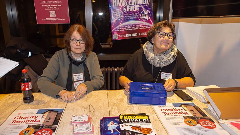 Die St.-Josef-Krankenschwestern Monika Hugo (links) und Christel Werner (rechts) halfen ehrenamtlich an der Abendkasse. Die St.-Josef-Krankenschwestern Monika Hugo (links) und Christel Werner (rechts) halfen ehrenamtlich an der Abendkasse.
