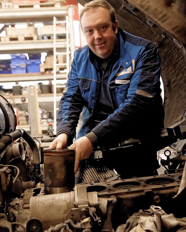 Christian Halbig arbeitet am 'Herzstück' eines LKWs: dem Motorblock. Christian Halbig arbeitet am 'Herzstück' eines LKWs: dem Motorblock.