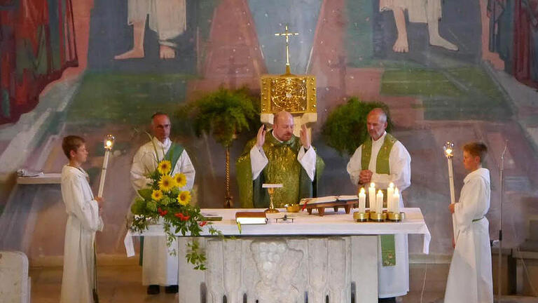 Konzelebration beim Festgottesdienst: Diakon Horst Conze (von links), Kaplan Philipp Tropf und Pfarrer Armin Haas Foto: Oswald Türbl       -  Konzelebration beim Festgottesdienst: Diakon Horst Conze (von links), Kaplan Philipp Tropf und Pfarrer Armin Haas Foto: Oswald Türbl
