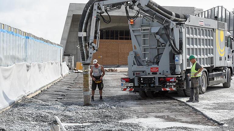 Ein Teil der Betondecke muss ausgetauscht werden. Mit einem großen „Staubsauger“ werden die herausgefrästen Betonteilchen abgesaugt und später recycelt. Foto: Thomas Obermeier Ein Teil der Betondecke muss ausgetauscht werden. Mit einem großen „Staubsauger“ werden die herausgefrästen Betonteilchen abgesaugt und später recycelt. Foto: Thomas Obermeier