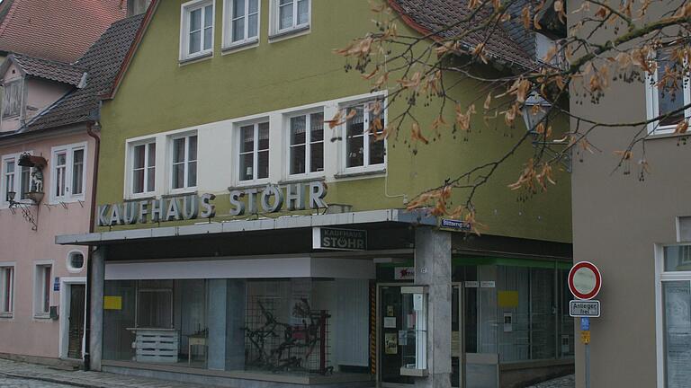 Die Tage des alten Kaufhauses Stöhr am Iphöfer Marktplatz sind gezählt. Im neuen Konzept der Stadt ist der Ausbau der großen Fensterfront vorgesehen. Die Tage des alten Kaufhauses Stöhr am Iphöfer Marktplatz sind gezählt. Im neuen Konzept der Stadt ist der Ausbau der großen Fensterfront vorgesehen.