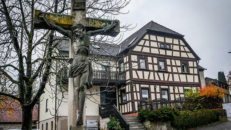 Die Gastwirtschaft 'Weißer Bock' in Breitbrunn. Seit gut zehn Jahren ist sie geschlossen. Nun hat die Gemeinde die Immobilie erworben, um sie wieder als Kneipe zu nutzen. Die Gastwirtschaft 'Weißer Bock' in Breitbrunn. Seit gut zehn Jahren ist sie geschlossen. Nun hat die Gemeinde die Immobilie erworben, um sie wieder als Kneipe zu nutzen.