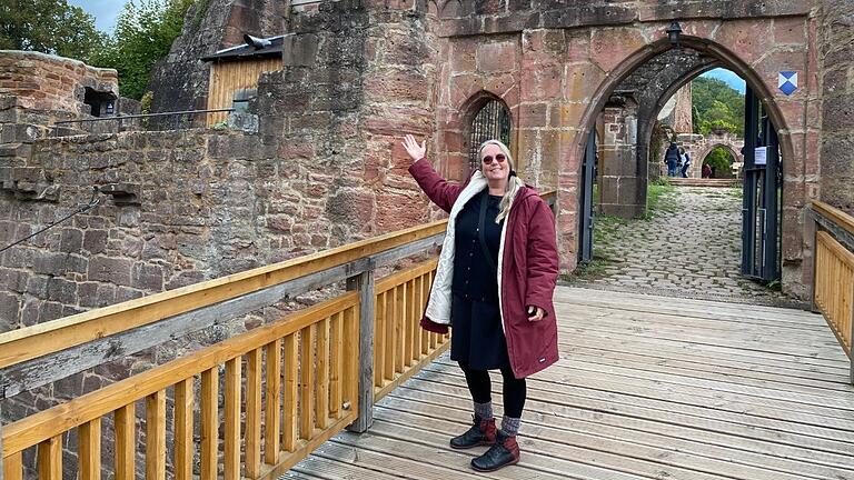 Dorothea Zöller ist Gästeführerin in Miltenberg und bietet auch Führungen durch die Henneburg in Stadtprozelten an. Dorothea Zöller ist Gästeführerin in Miltenberg und bietet auch Führungen durch die Henneburg in Stadtprozelten an.