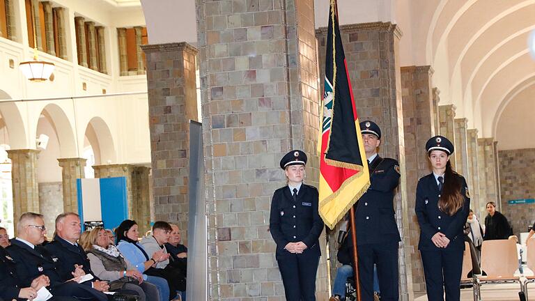 Feierliche Vereidigung von 125 künftigen Bundespolizisten in der Wandelhalle. Feierliche Vereidigung von 125 künftigen Bundespolizisten in der Wandelhalle.