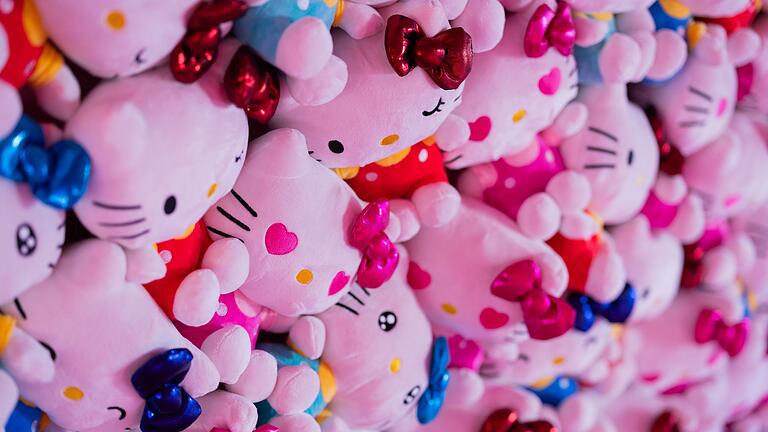 50 Jahre Hello Kitty - Hello Kitty sieht aus wie eine Katze, ihr Design ist aber so anpassungsfähig wie ein Chamäleon. (Foto Archiv) 50 Jahre Hello Kitty - Hello Kitty sieht aus wie eine Katze, ihr Design ist aber so anpassungsfähig wie ein Chamäleon. (Foto Archiv)