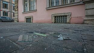 Zersplitterte Fensterscheiben am Neujahrstag: Am Peterplatz in Würzburg explodierte am 1. Januar 2023 frühmorgens eine Kugelbombe. Jetzt muss sich ein junger Mann aus Main-Spessart vo Gericht verantworten.
