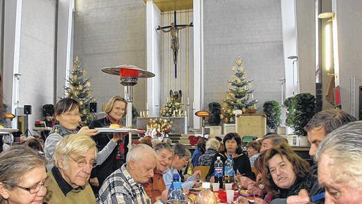 So kannte man es über Jahre: Bedürftige essen und trinken beim Weihnachtsessen der Gemeinschaft Sant' Egidio in der Pfarrkirche St. Elisabeth im Würzburger Stadtteil Zellerau. So kannte man es über Jahre: Bedürftige essen und trinken beim Weihnachtsessen der Gemeinschaft Sant' Egidio in der Pfarrkirche St. Elisabeth im Würzburger Stadtteil Zellerau.