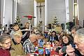 So kannte man es über Jahre: Bedürftige essen und trinken beim Weihnachtsessen der Gemeinschaft Sant' Egidio in der Pfarrkirche St. Elisabeth im Würzburger Stadtteil Zellerau.
