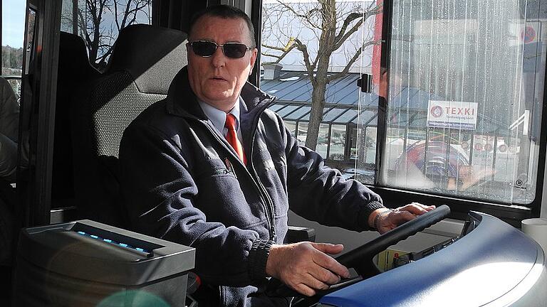 Noch ein Blick in den Außenspiegel, dann startet Busfahrer Viktor Schmidt zur ersten Linientour mit der elektrischen Nessi. Noch ein Blick in den Außenspiegel, dann startet Busfahrer Viktor Schmidt zur ersten Linientour mit der elektrischen Nessi.