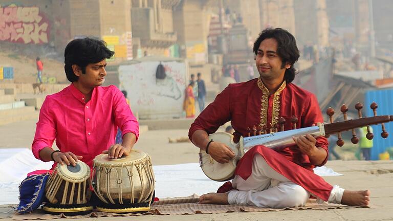 Anshuman und Vibhas Maharaj, die preisgekrönten Brüder und Sprösslinge der berühmten Musikerfamilie Maharaj aus Indien werden ihre virtuose Spieltechnik unter Beweis stellen.