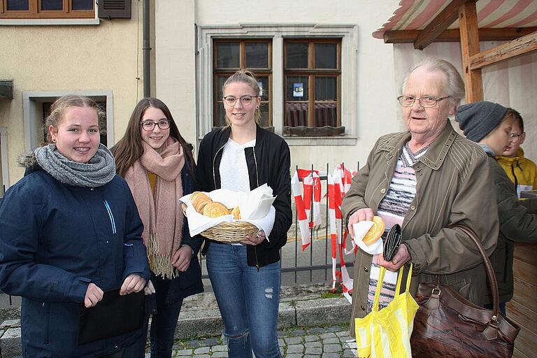 Die Arnsteiner Firmlinge verkauften in der Marktstraße selbstgebackene Katharinenräder. Der Erlös wird einem sozialen Zweck zugeführt.